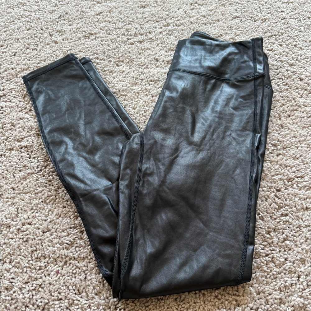 Fabletics Anywhere Motion 365+ Shine Leggings, size M (NWT!) ✨